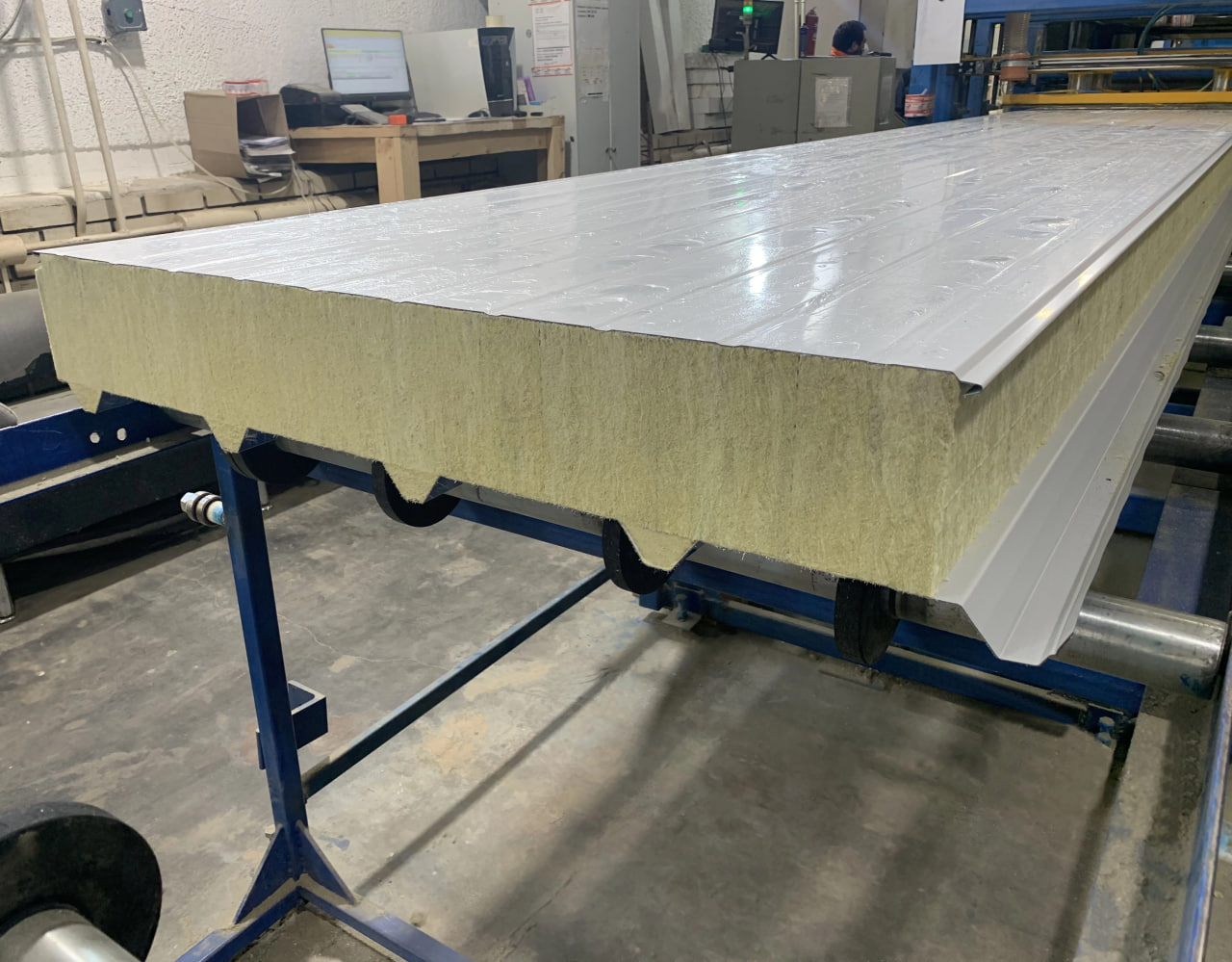 Производство сэндвич-панелей из минваты 1200 мм
