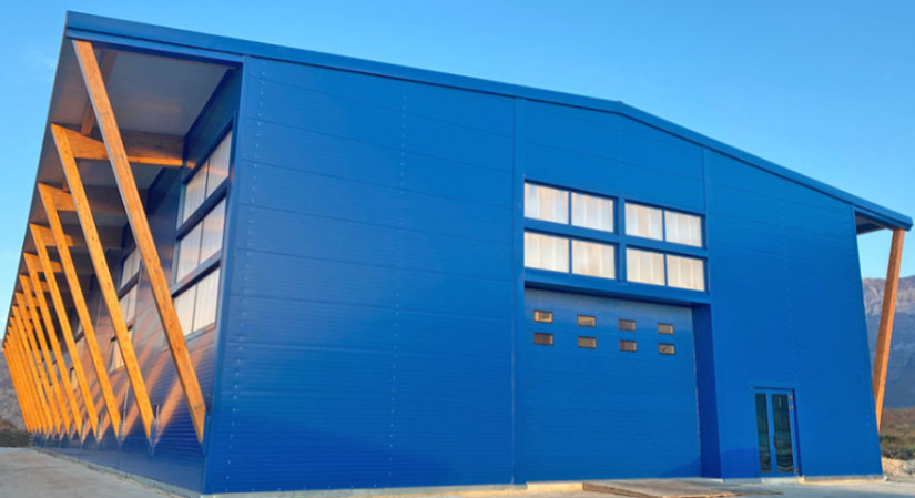 Монтаж панелей на промышленном объекте